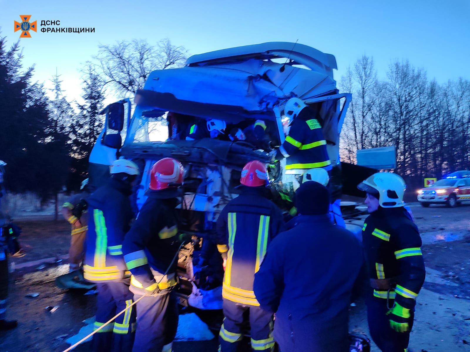 ДТП вантажівок біля Тязева: водіїв “вирізали” з розтрощених кузовів (ФОТО, ВІДЕО)