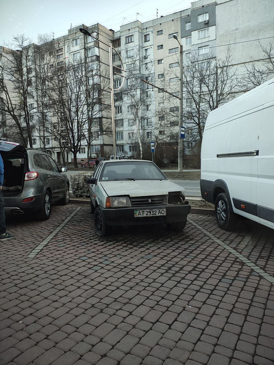 Підказка комунальникам: покинуті автомобілі на вулицях Франківська (ФОТО, АДРЕСИ)