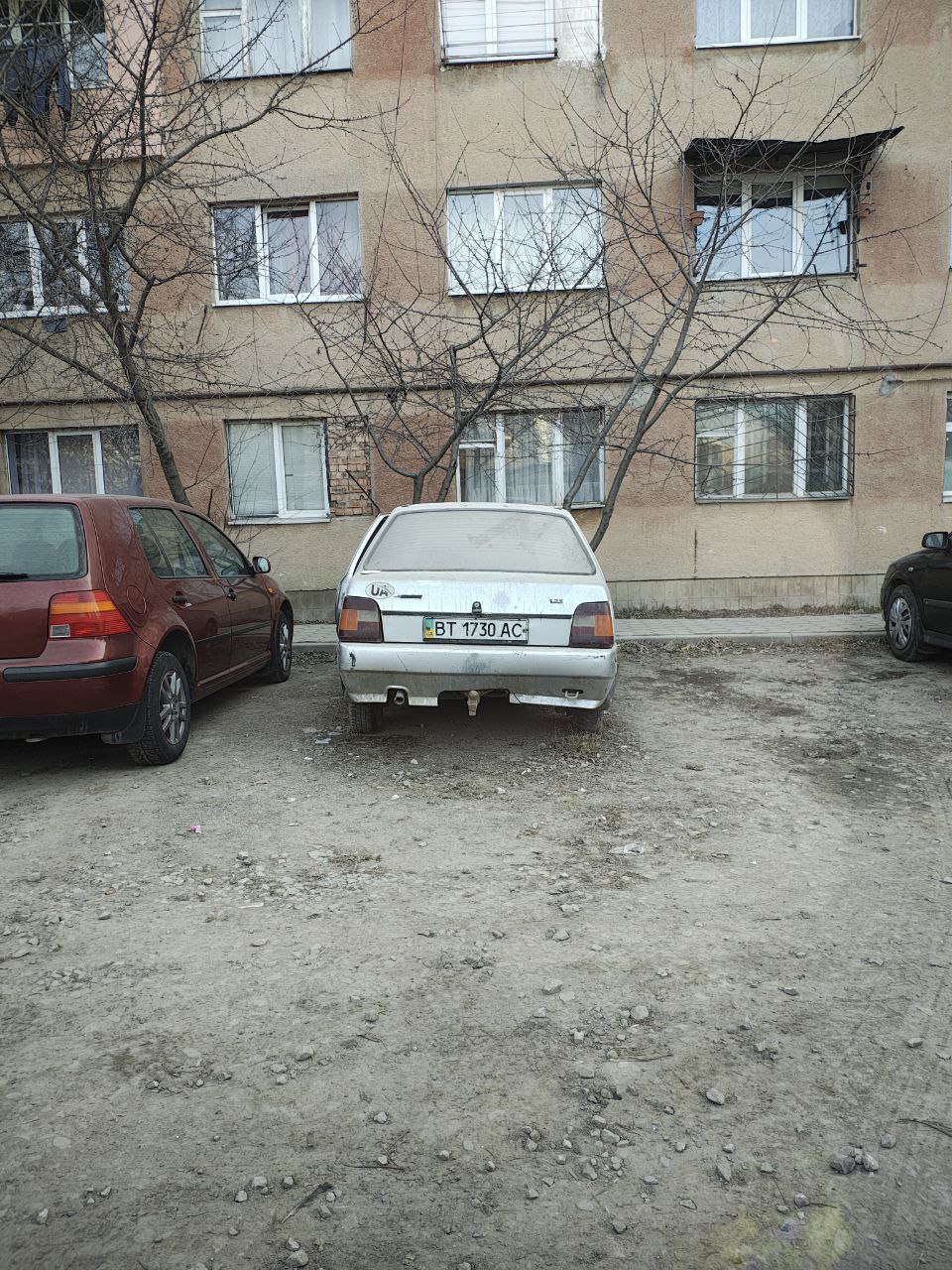 Підказка комунальникам: покинуті автомобілі на вулицях Франківська (ФОТО, АДРЕСИ)