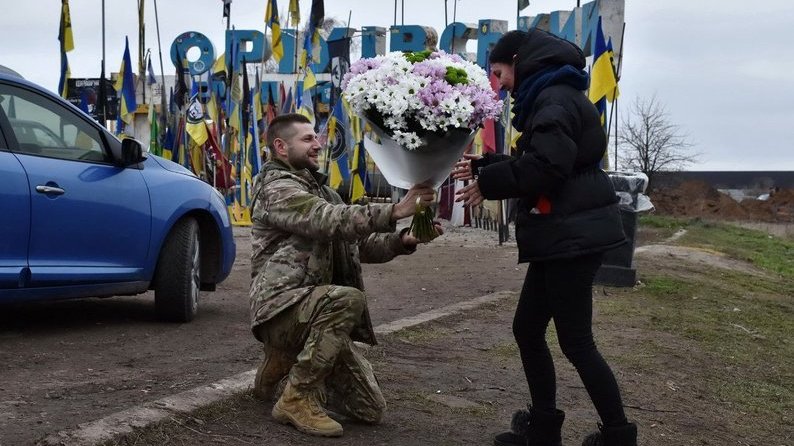 Від Оріхівської стели — до РАЦСу: історія кохання прикарпатського воїна Андрія Ужевка (ВІДЕО)