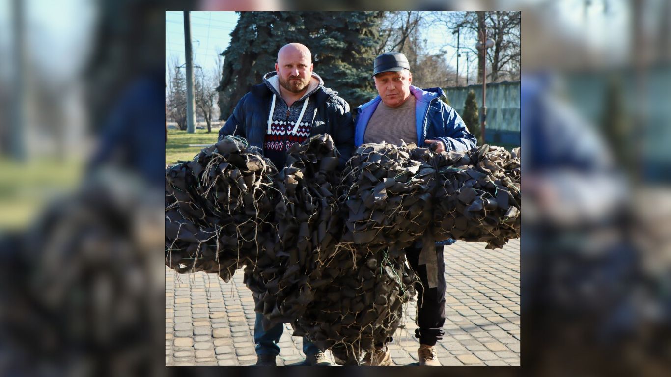 Енергетики Бурштинської ТЕС передали військовим 6 маскувальних сіток та 130 окопних свічок (ФОТО)