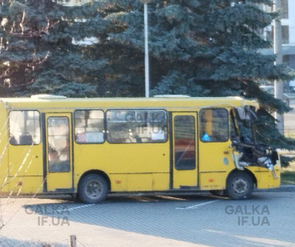 У Франківську водій “жовтої маршрутки” вчинив ДТП і втік із місця події (ФОТО)