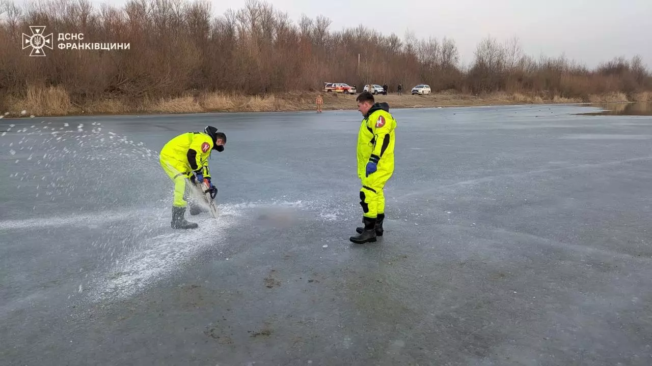 Тіло чоловіка витягли зі замерзлої річки на Коломийщині (ФОТО)