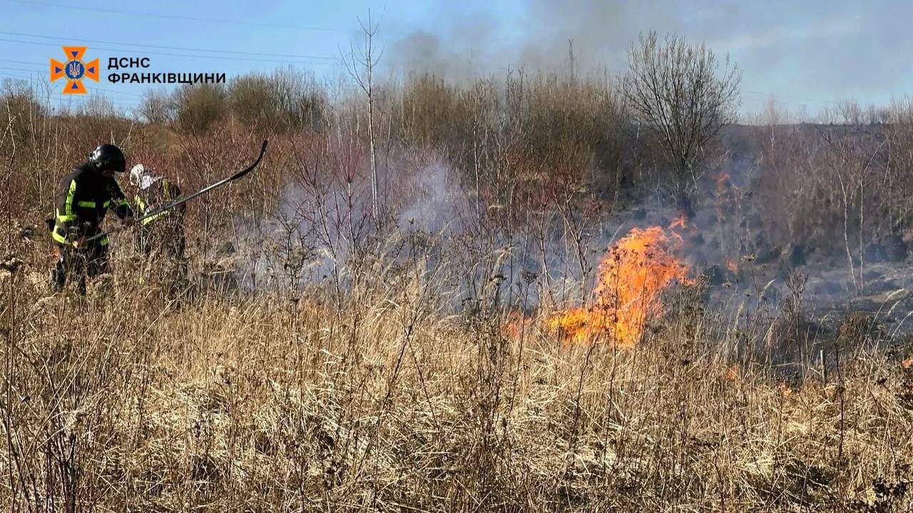 На Косівщині на пожежі сухостою виявили тіло місцевого жителя