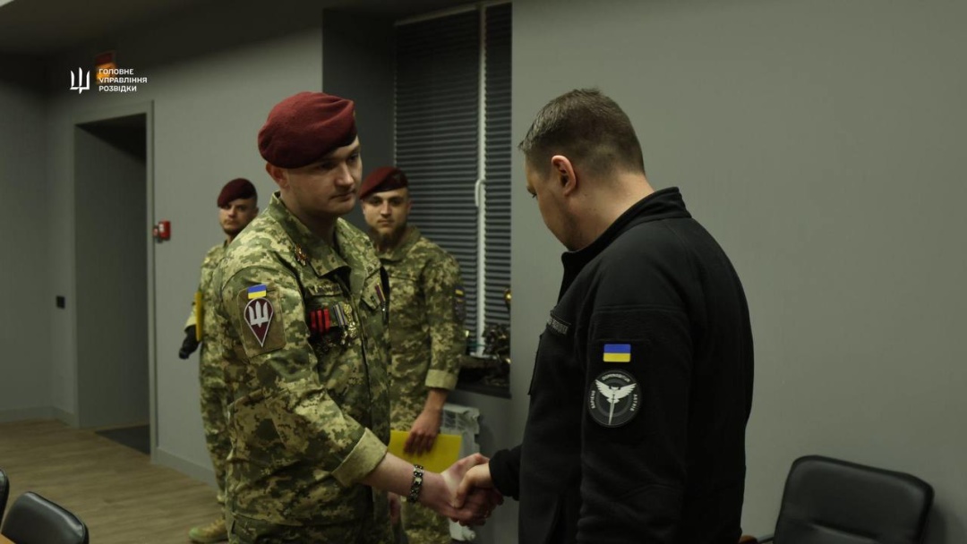 Буданов нагородив рогатинця Олександра Єгорова нагородним пістолетом (ФОТО)