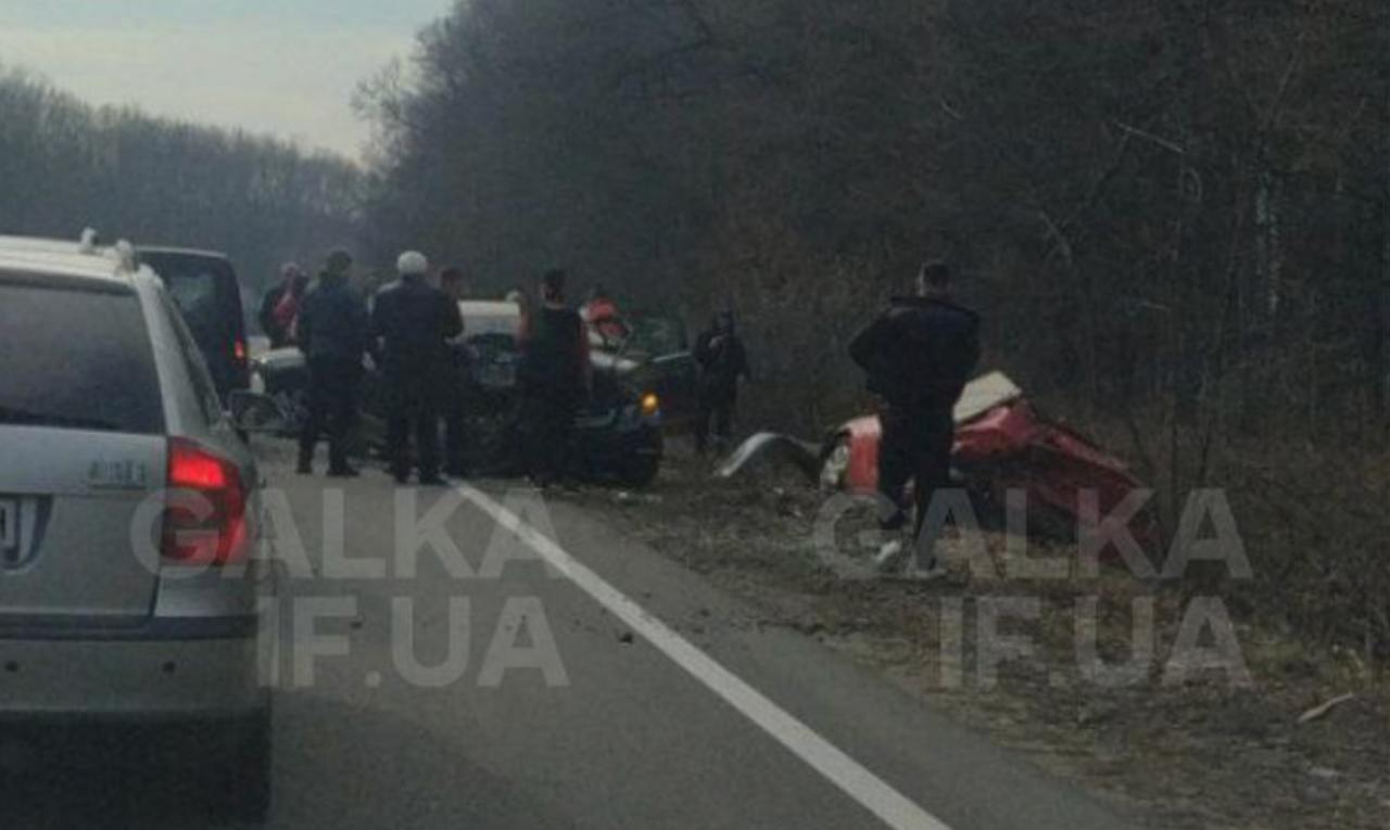 На Калущині зіткнулися чотири автівки, одна з них – у кюветі (ФОТО З МІСЦЯ)