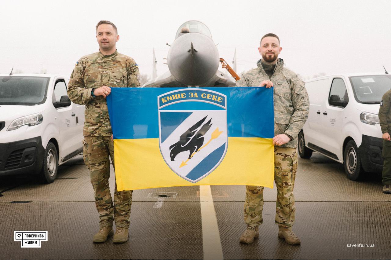 Авіатори з Франківська отримали два мікроавтобуси від “Повернись живим” (ФОТО)