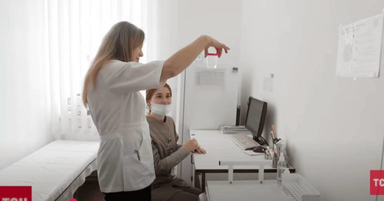 Жив з підшкірним паразитом пів року: як медики витягли 15-сантиметрового гельмінта з прикарпатця (ВІДЕО)