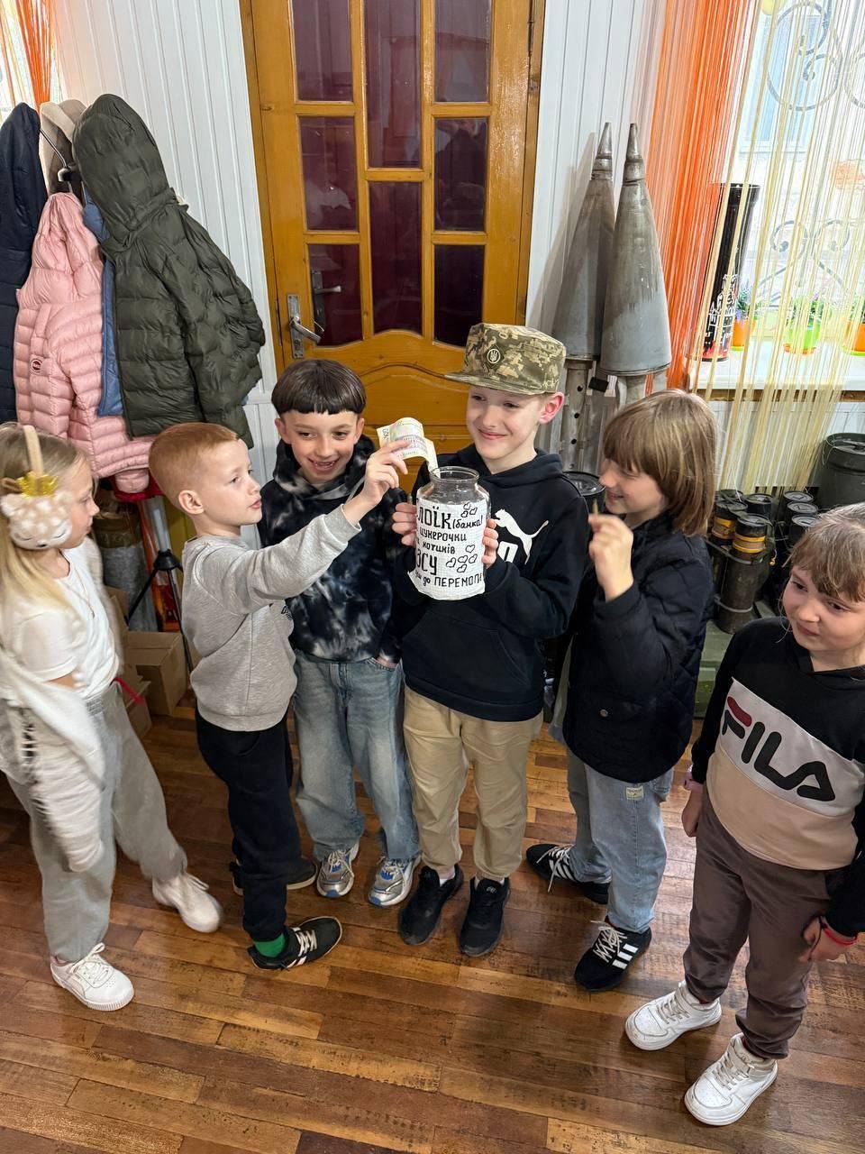 У Калуші школярі зібрали понад 16 тисяч гривень і продукти для військових