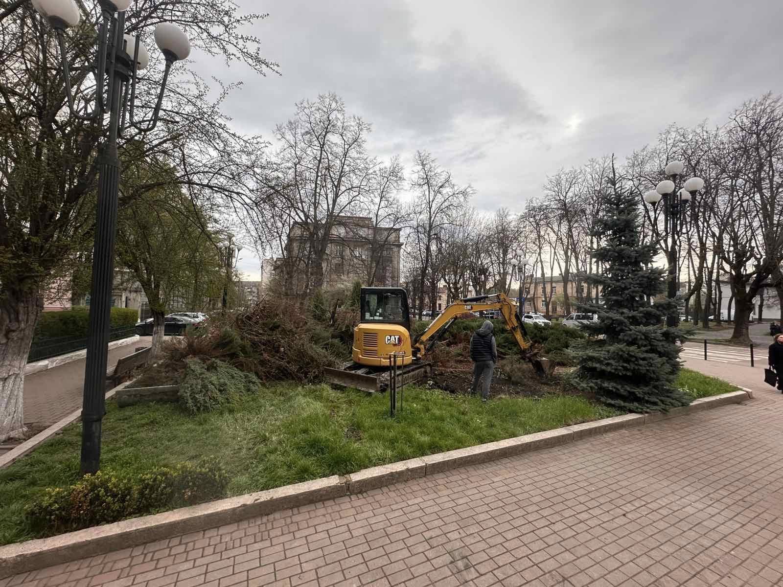 У Франківську впорядковують клумби перед Будинку правосуддя: вартість робіт — понад 246 тисяч гривень
