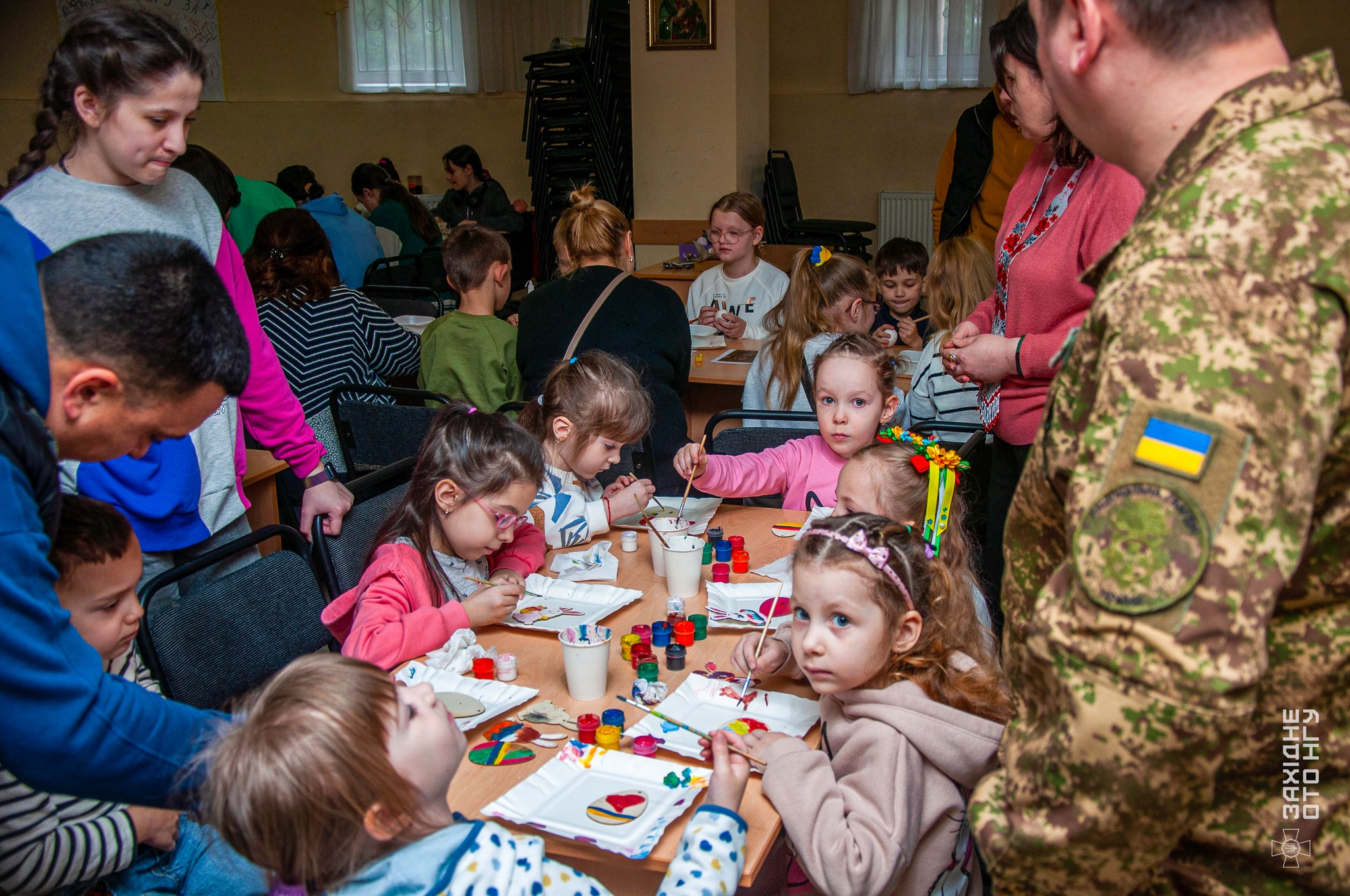 “Писанка для тата та мами”: дітям нацгвардійців у Франківську влаштували великодній майстер-клас (ФОТО)