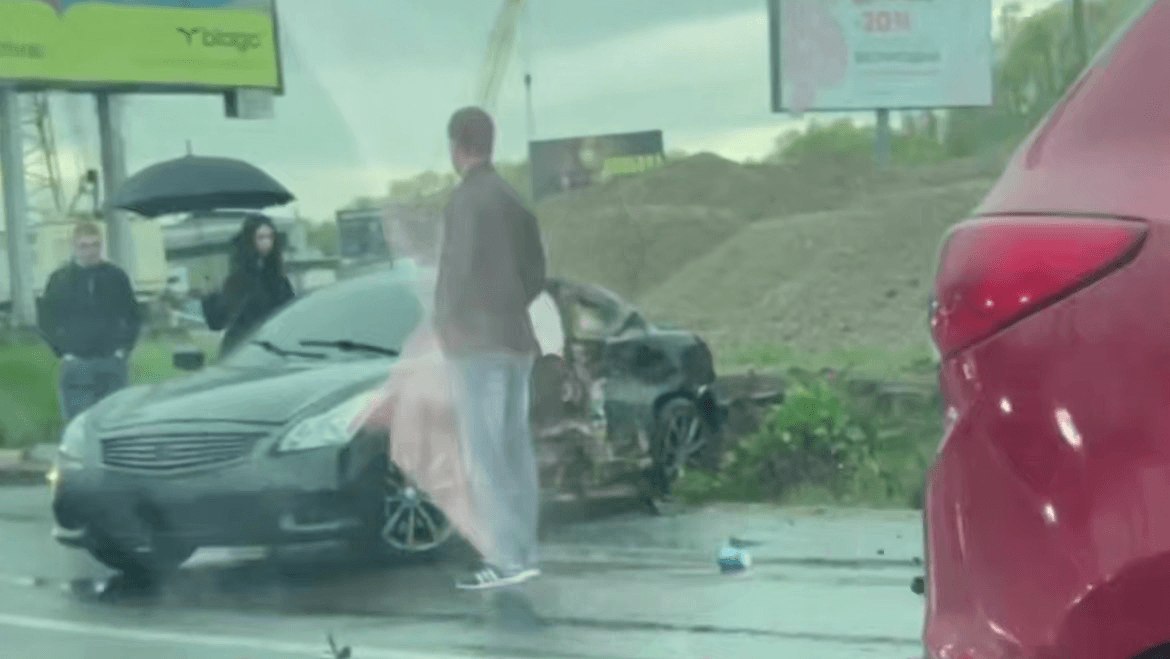 На Набережній зіткнулися Infiniti та Hyundai: є двоє постраждалих (ФОТО)