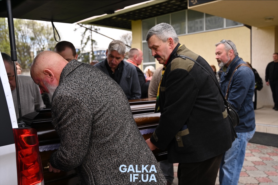 У Франківську попрощалися з художником Володимиром Гринівським (ФОТО)