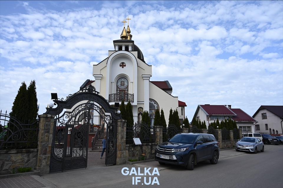 Майже 3000 троянд до Плащаниці: як у Крихівцях зберігають передвеликодню традицію (ФОТО)