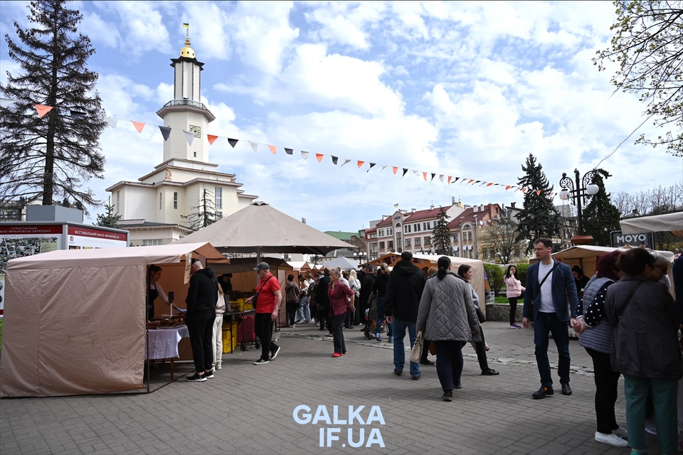 Смаколики та великодні атрибути: що продають на святковій ярмарці в Івано-Франківську (ФОТОРЕПОРТАЖ)