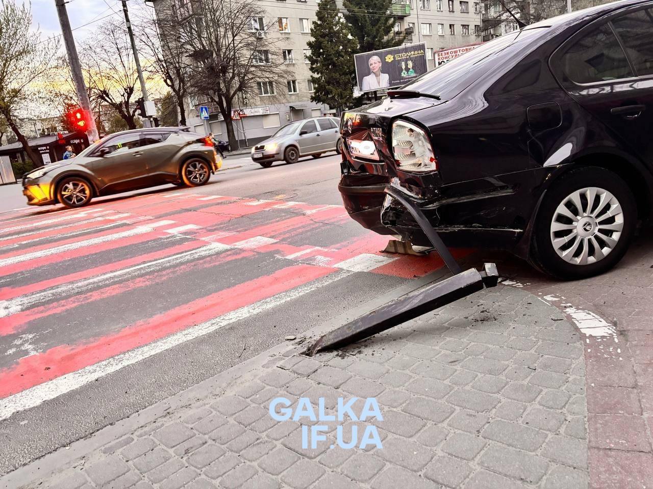 Volkswagen зіткнувся зі Tesla та Skoda: подробиці потрійної ДТП на Галицькій (ФОТО)