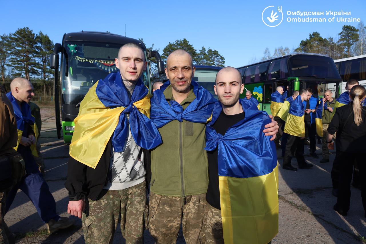 277 українських воїнів повернулися з російського полону у переддень Великодня (ФОТО)