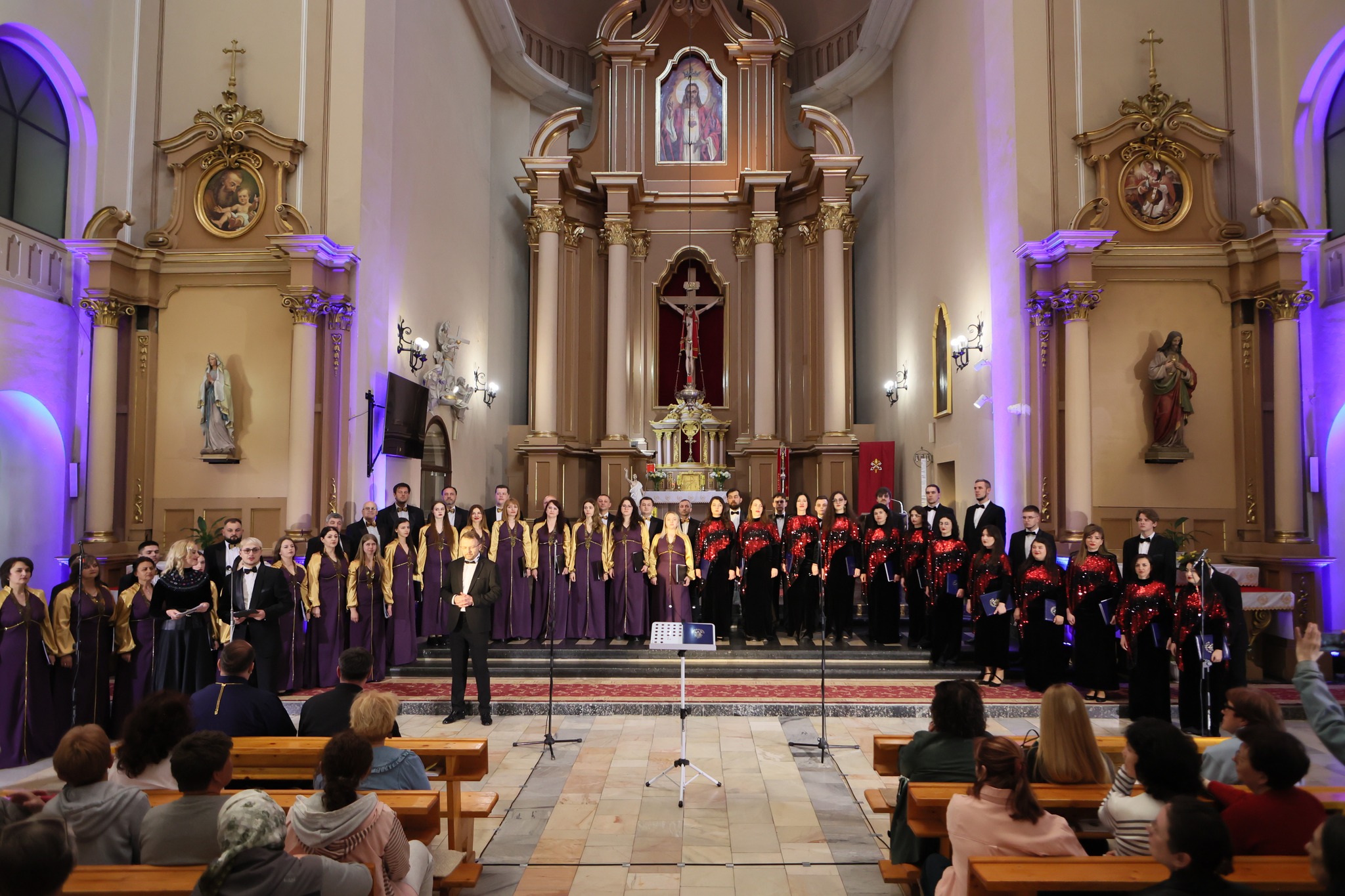 Хорові традиції, тиха молитва і високе мистецтво: у Франківську відкрили великодній фестиваль хорової музики “Катедральні дзвони” (ФОТО, ПРОГРАМА)