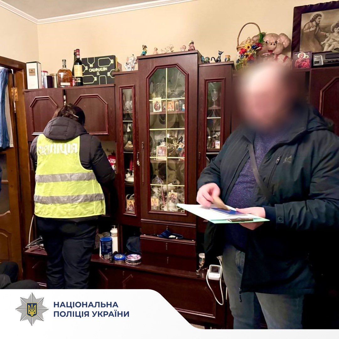 Прикинулися хворими, щоб вивезти синів за кордон: на Прикарпатті викрили двох жінок на підробці документи (ФОТО)