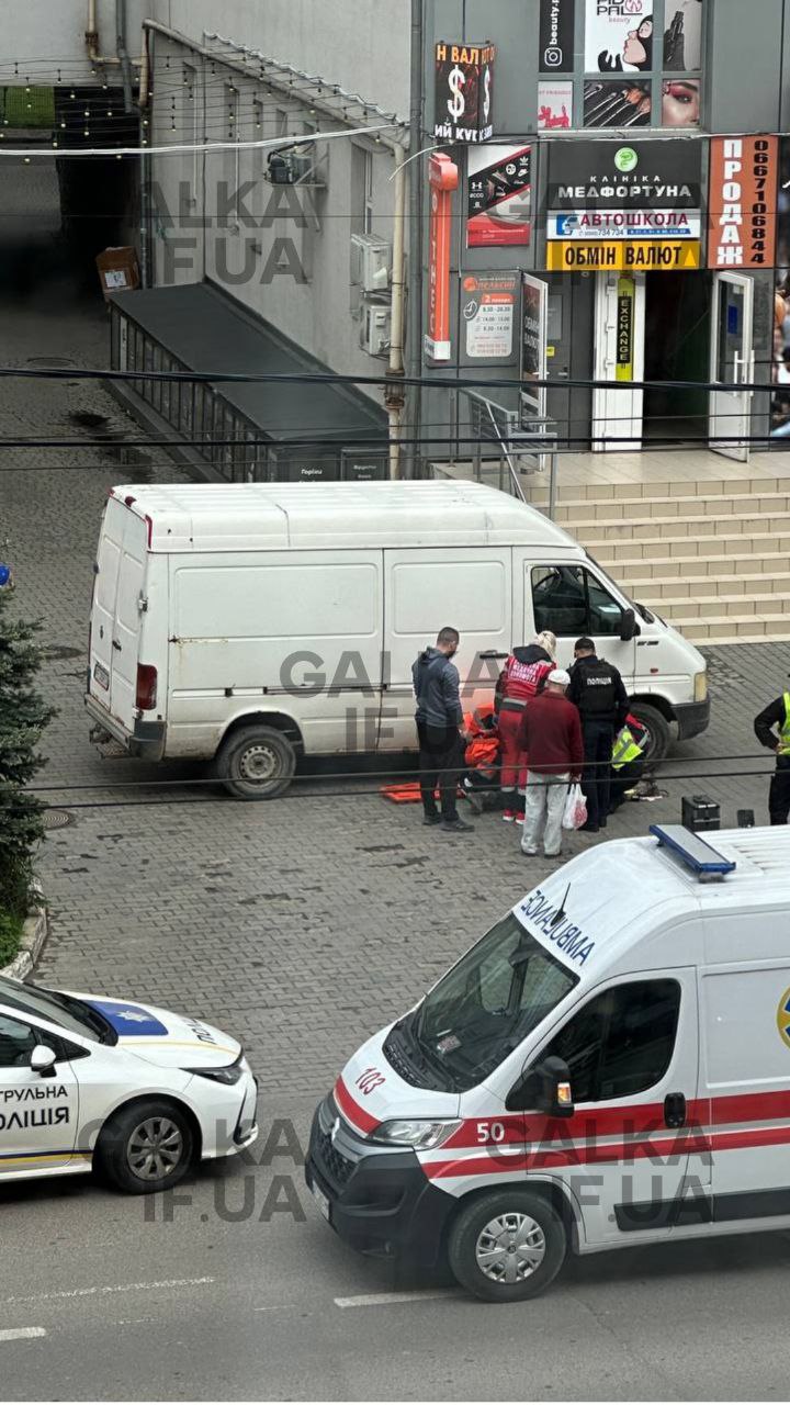 Здавав назад і не помітив жінку: На Південному Бульварі Volkswagen збив пенсіонерку (ФОТО)