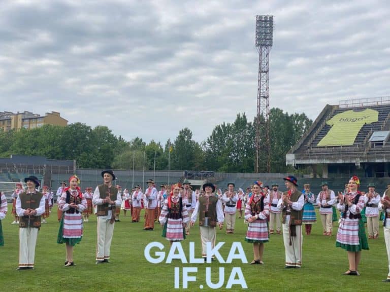Понад 300 учасників в одному хореографічному номері: на Прикарпатті встановлювали рекорд України з бойківського танцю (ФОТО, ВІДЕО)