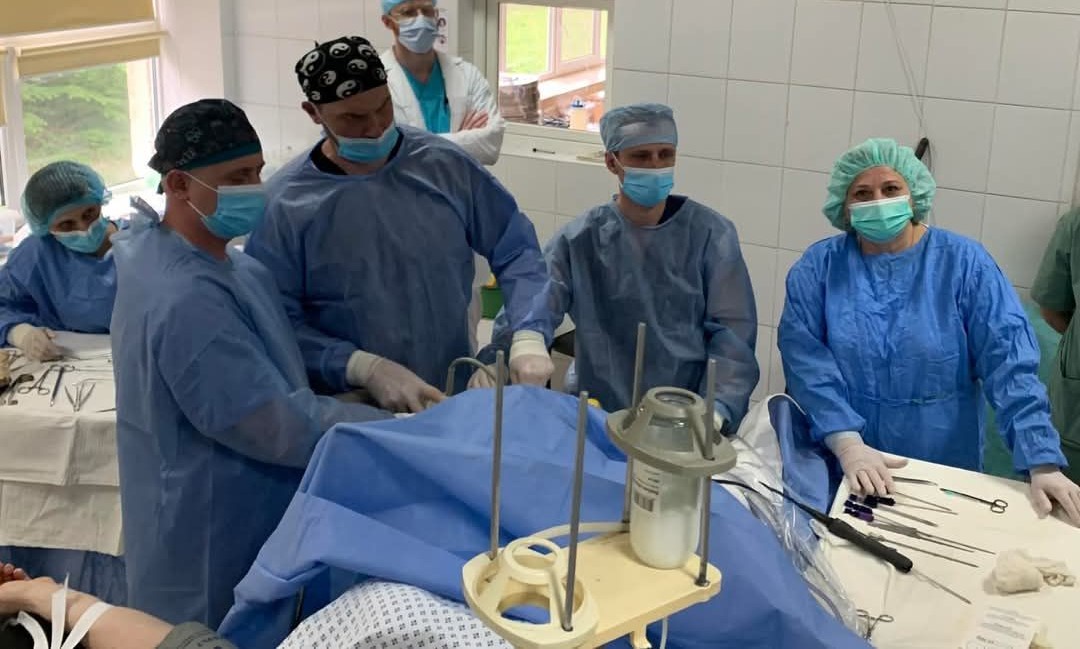 Пацієнти зможуть швидше одужувати: у Калуській лікарні вперше провели малотравматичну операцію на коліні (ФОТО)