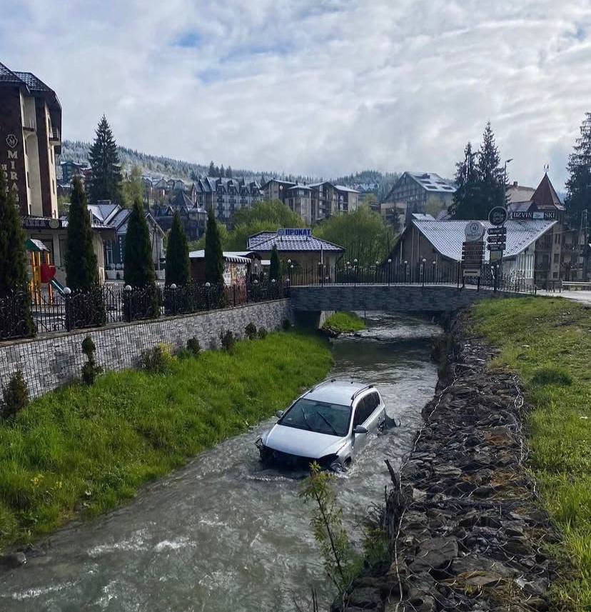 У Буковелі пʼяний водій втопив свою автівку у річці (ФОТО З МІСЦЯ)