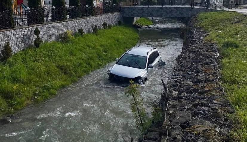 У Буковелі пʼяний водій втопив свою автівку у річці (ФОТО З МІСЦЯ)