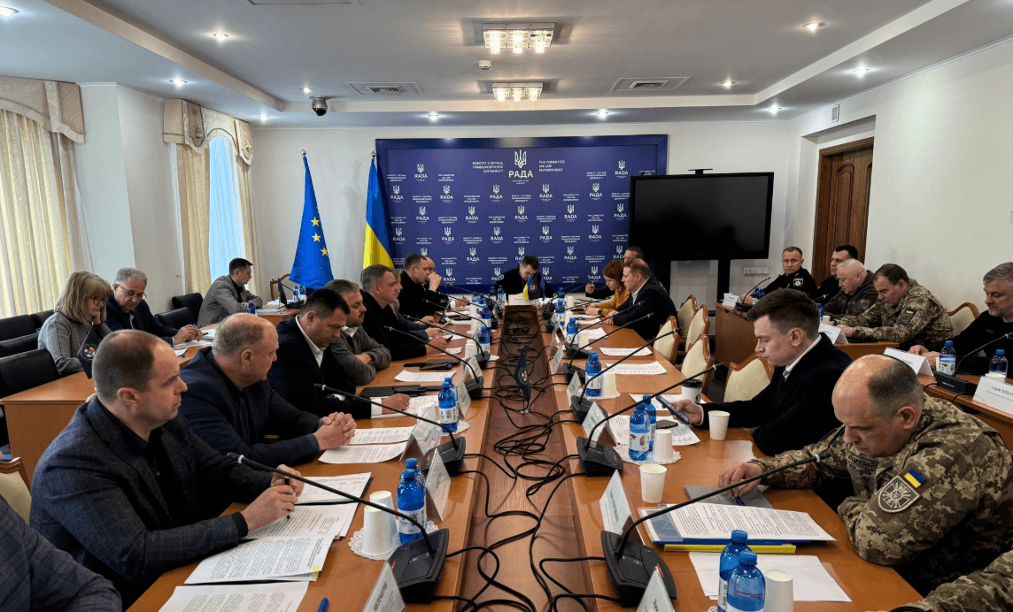 З України незаконно виїхали майже 45 000 чоловіків, ще 30 000 затримали – комісія Ради