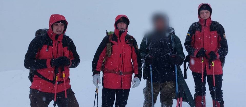 Через погану погоду та виснаження не зміг самостійно завершити сходження на Говерлу: рятувальники допомогли туристу (ФОТО, ВІДЕО)
