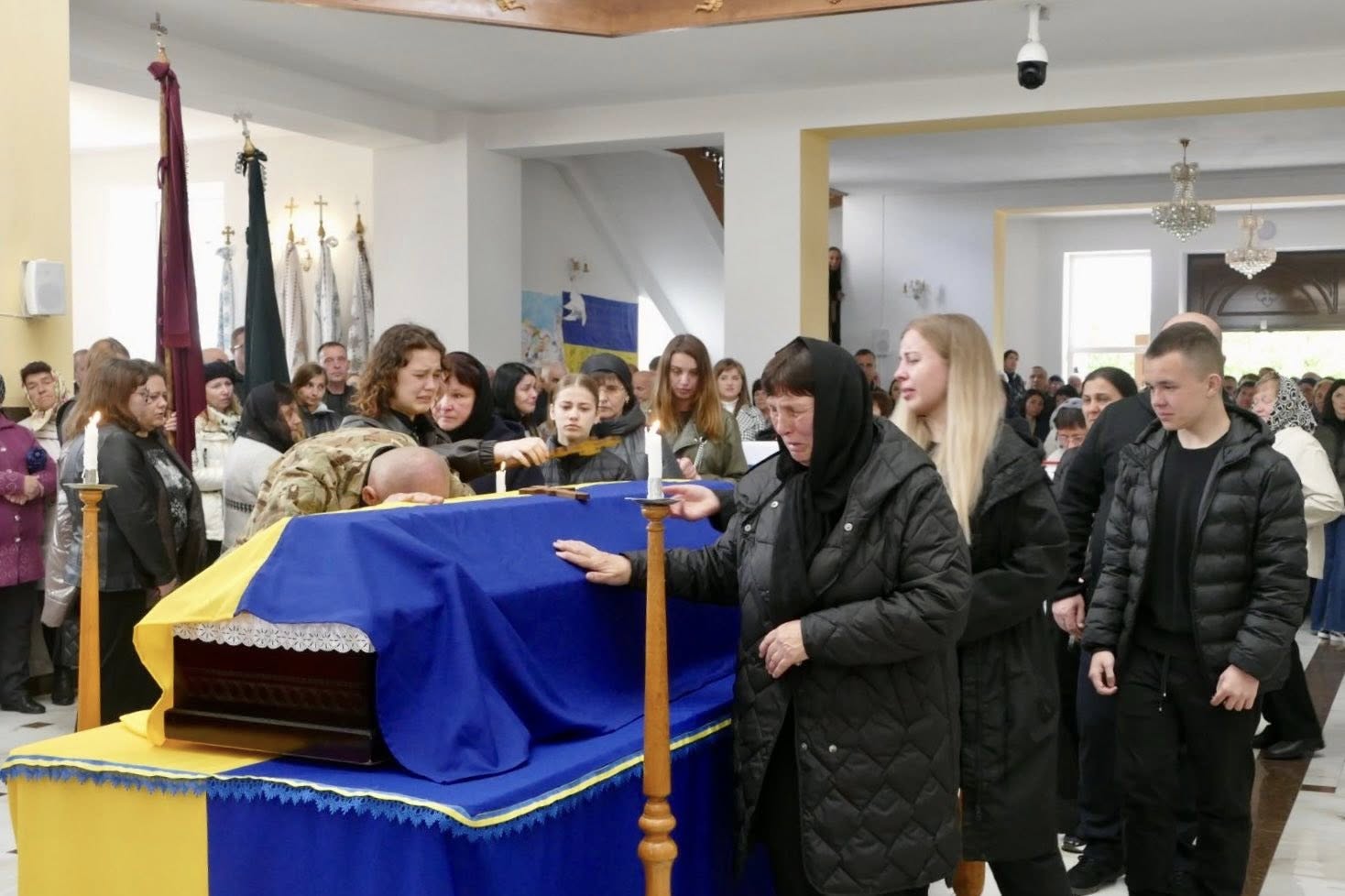 “Мужньому воїну назавжди 38”: на Калущині попрощалися з полеглим захисником Олегом Завадецьким (ФОТО)