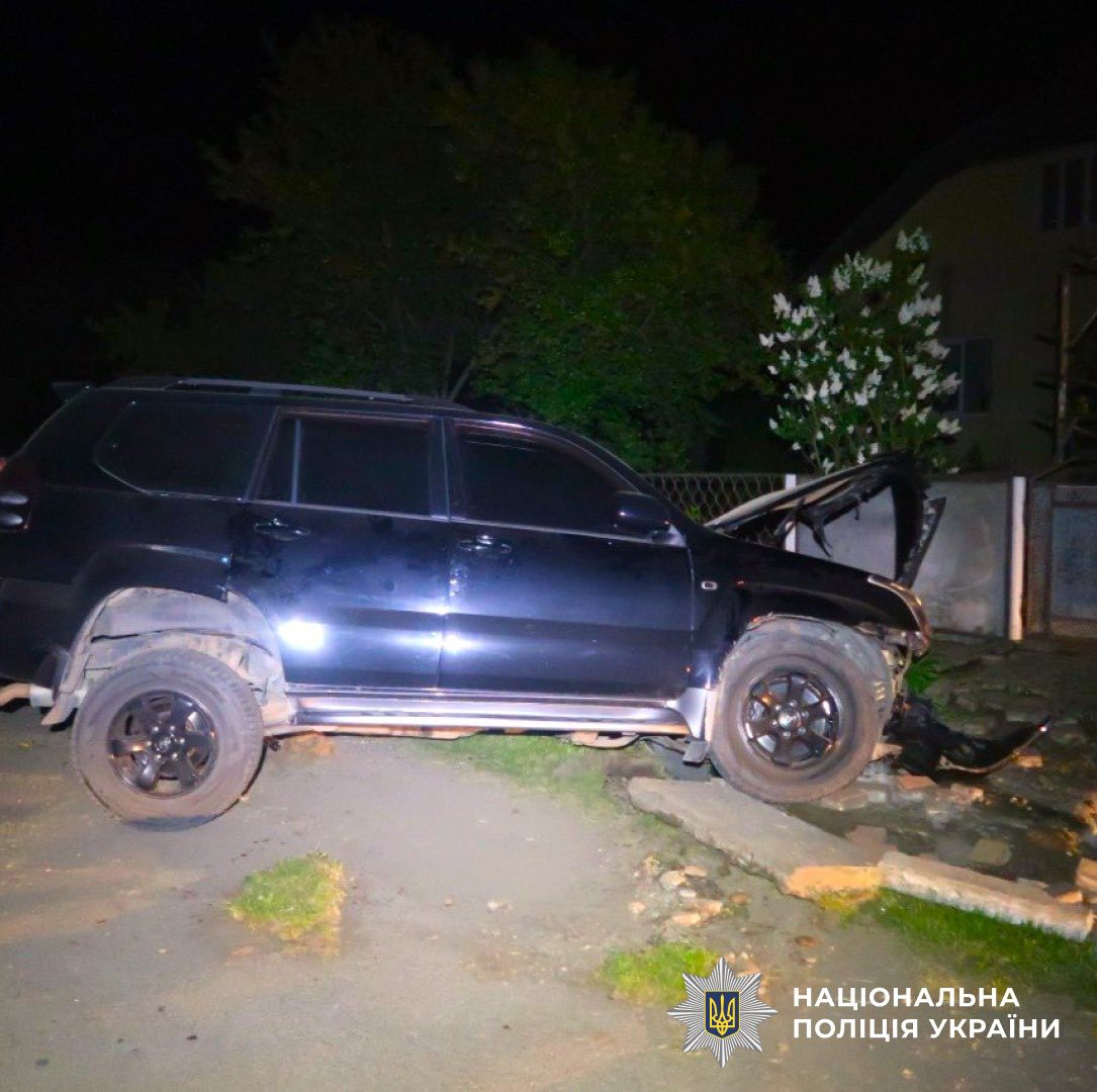 У Тисменицькій громаді п’яний на “Тойоті” врізався у бетонний паркан: пасажир у лікарні (ФОТО)