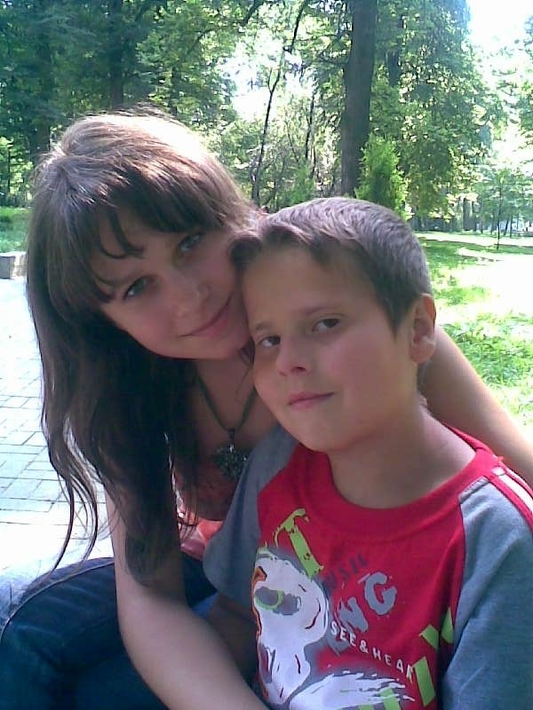 “Ми передивляємося відео, на яких він є, щоб хоча б на мить побачити його та почути голос”: сестра полоненого Віталія “Птічки” розповіла про брата (ФОТО)