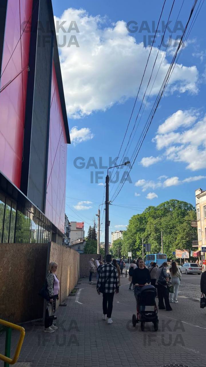 На Галицькій біля АТБ зрізали грушу: у мерії пояснили причину (ФОТО)