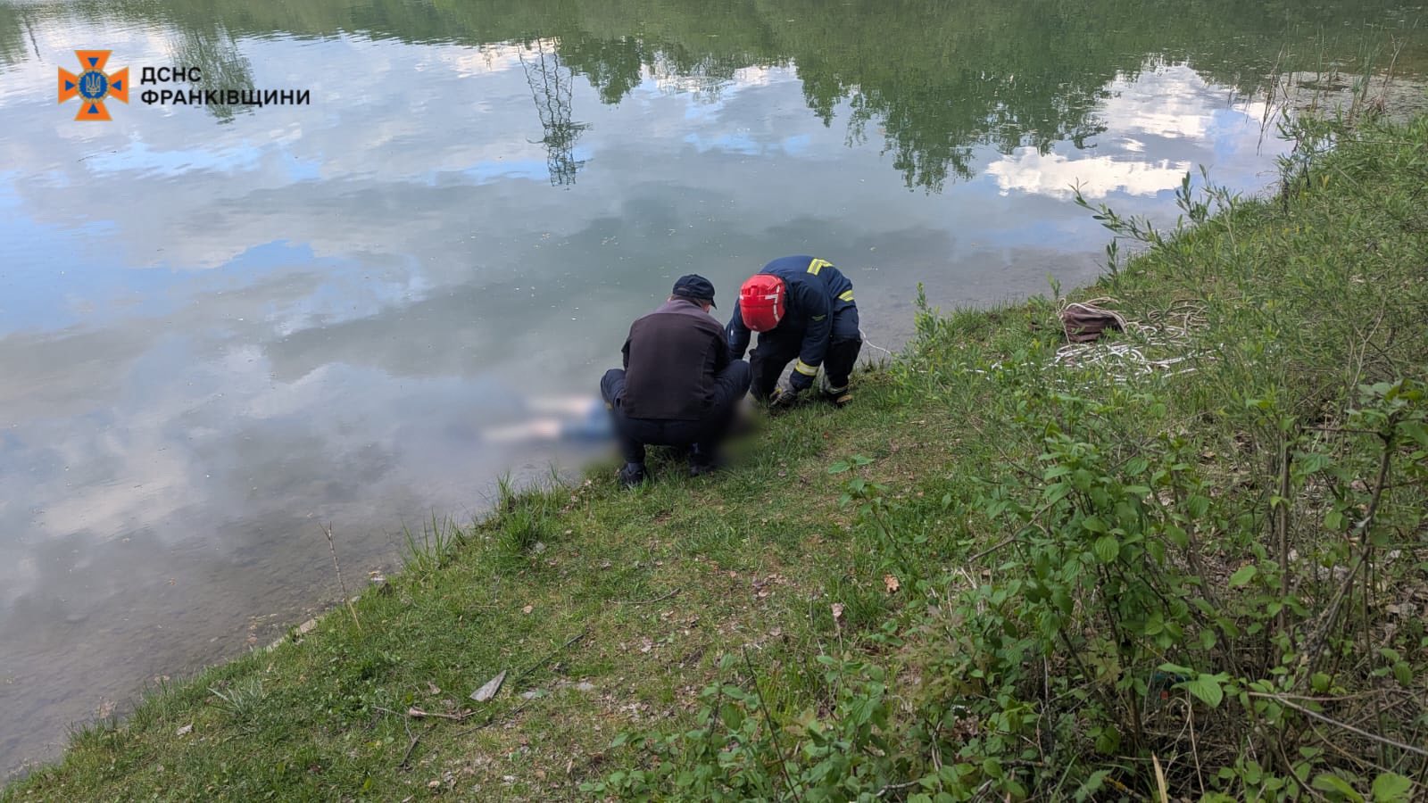 На Косівщині з водойми витягли тіло жінки