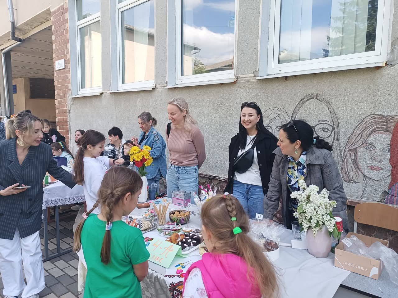 У Франківську ліцеїсти на ярмарку зібрали понад 200 тисяч гривень для ЗСУ (ФОТО)