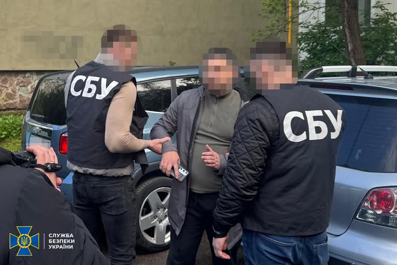 Посадовець прикордонної служби на Прикарпатті продавав дані про “заборону на виїзд” (ФОТО)