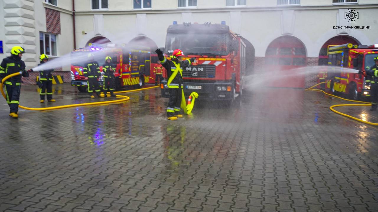 Тягнув машину й обливали водою: прикарпатські рятувальники провели на пенсію колегу з 27-річним стажем (ФОТО, ВІДЕО)
