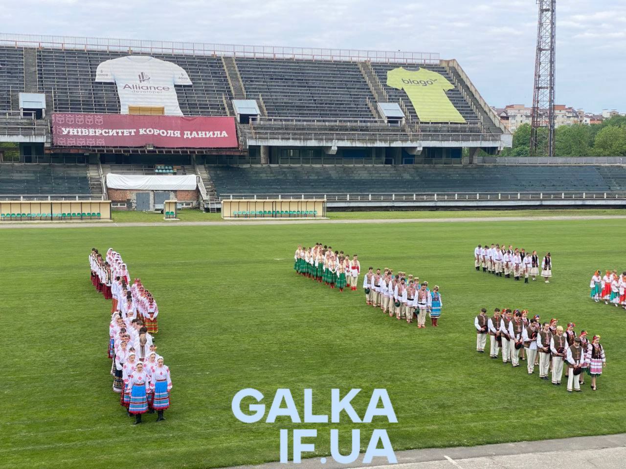 Понад 300 учасників в одному хореографічному номері: на Прикарпатті встановлювали рекорд України з бойківського танцю (ФОТО, ВІДЕО)