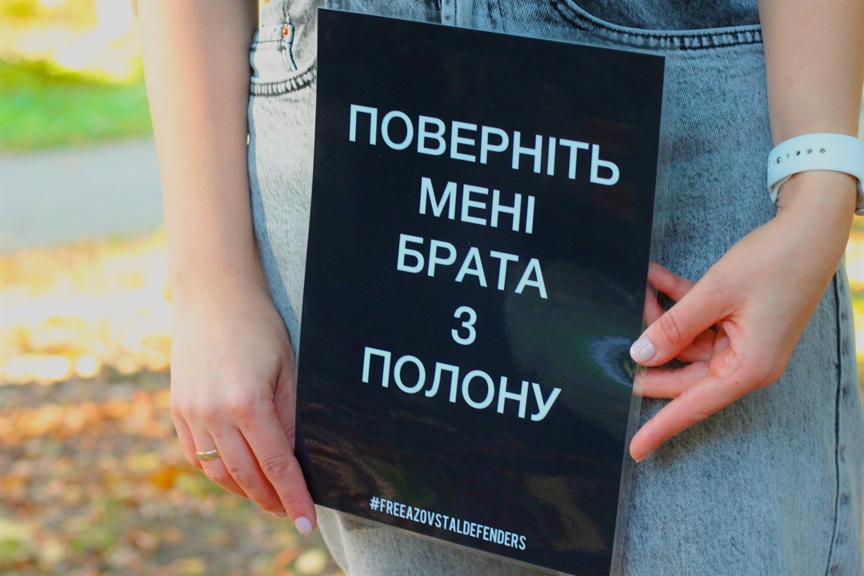 “Ми передивляємося відео, на яких він є, щоб хоча б на мить побачити його та почути голос”: сестра полоненого Віталія “Птічки” розповіла про брата (ФОТО)