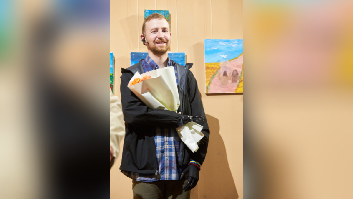 Втратив дві кисті, але продовжує творити: у Франківську відкрили виставку воїна Володимира Симанишина (ФОТО)