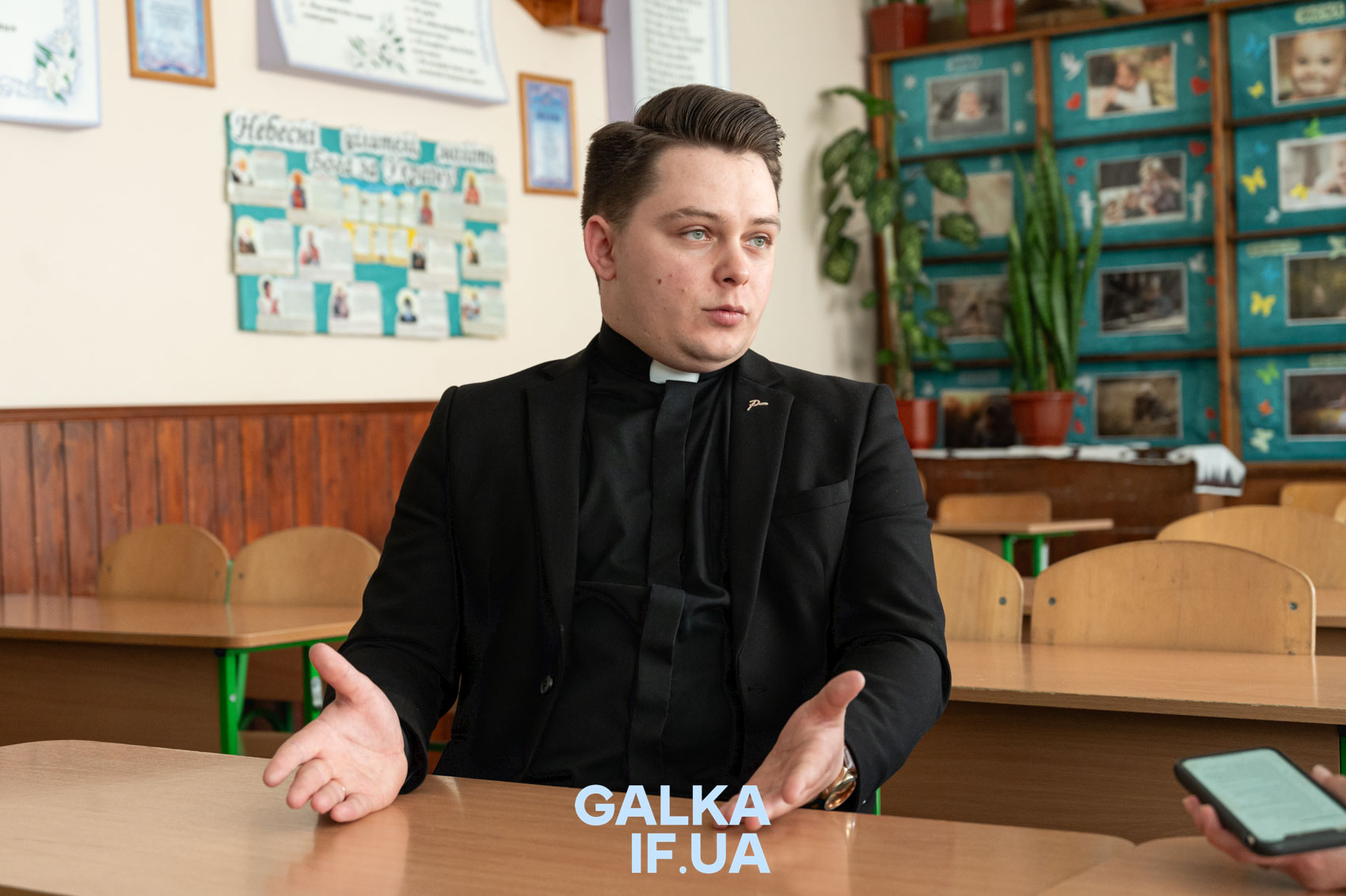 Християнська етика, нецензурна лексика та одностатеві шлюби: розмова з франківським священником та вчителем Андрієм Жуком (ФОТО)