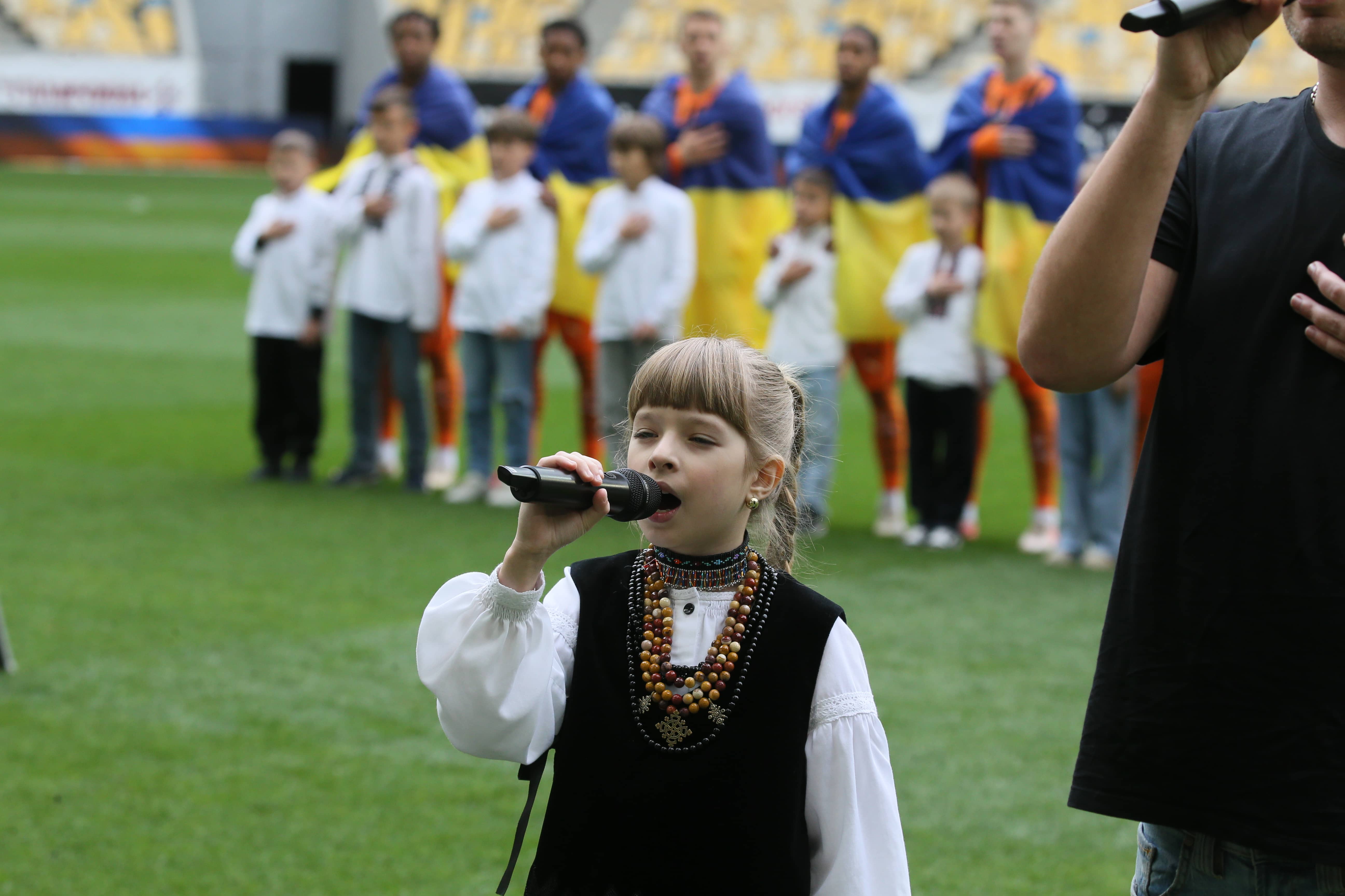 Семирічна Анна Гудзенко з Франківська разом з оперним співаком Алексом Луною відкрили гімном України гру Рух-Шахтар (ВІДЕО)