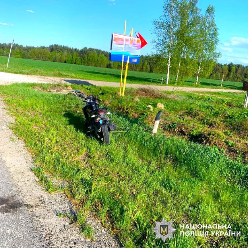 На Прикарпатті перекинувся мотоцикл: постраждала пасажирка (ФОТО З МІСЦЯ)