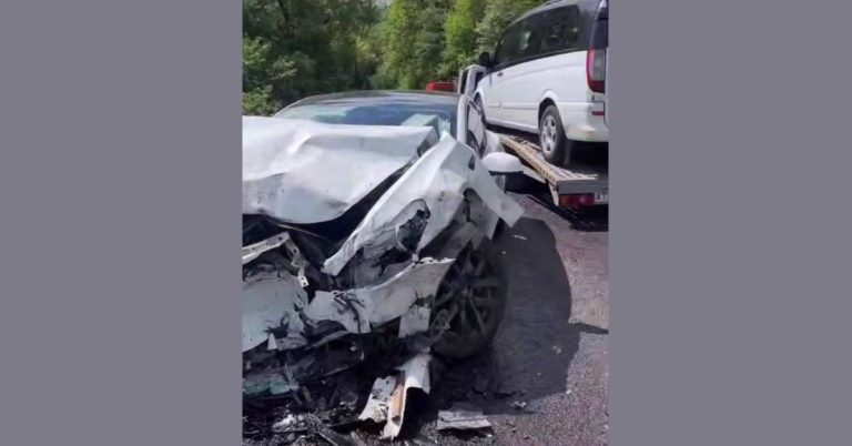 У Делятині мікроавтобус на “зустрічній” врізався у Tesla (ВІДЕО)