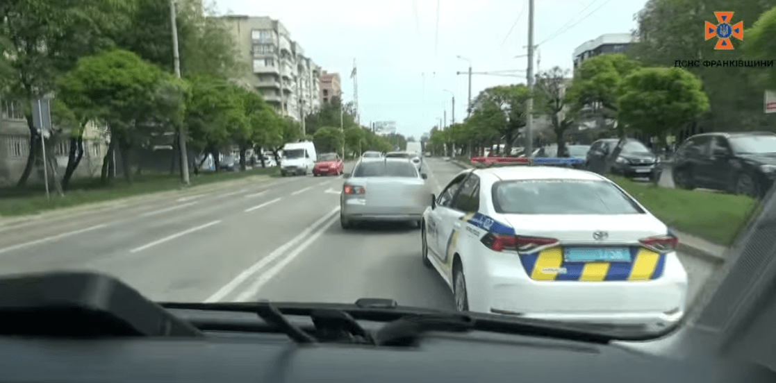 У Франківську ДСНС та поліція перевіряли, чи пропускають водії рятувальників з працюючою сиреною (ВІДЕО)