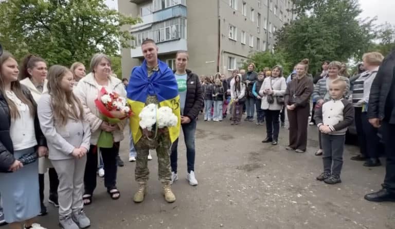 Зі сльозами та міцними обіймами: після полону Володимира Алєксєєва зустріли у Надвірній (ВІДЕО)