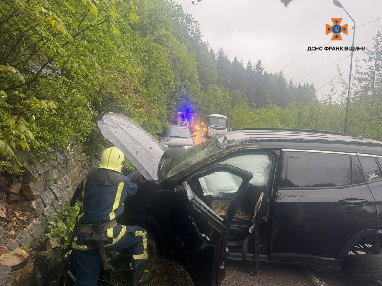 У Яремче автомобіль врізався в підпірну стіну дороги (ФОТО З МІСЦЯ)