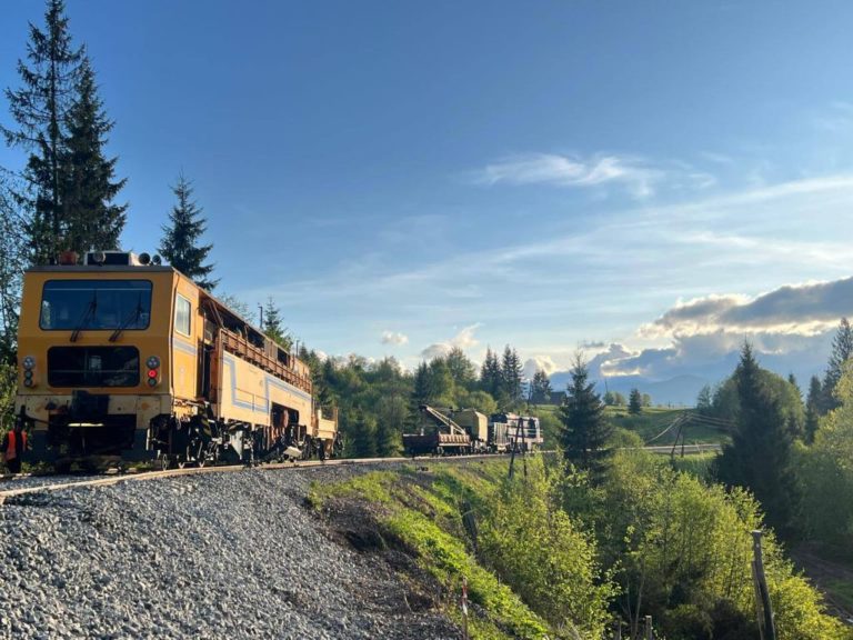 На межі Франківщини та Закарпаття просів ґрунт: Укрзалізниця змінила рух поїздів (ОНОВЛЕНО)