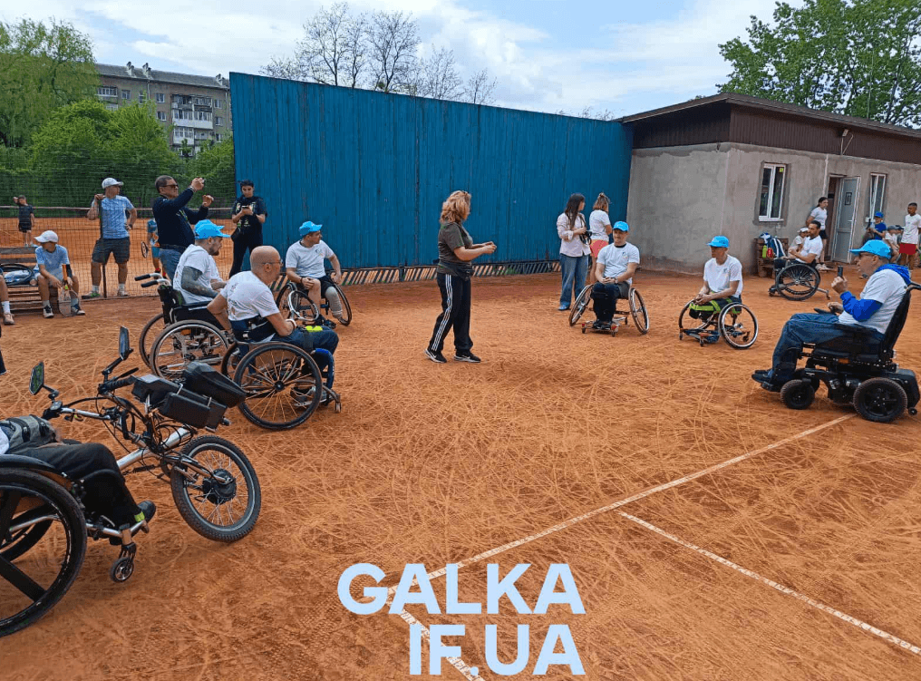Привезли месидж надії: італійські паралімпійці показали, як грати у теніс на кріслах колісних в Івано-Франківську (ФОТО)